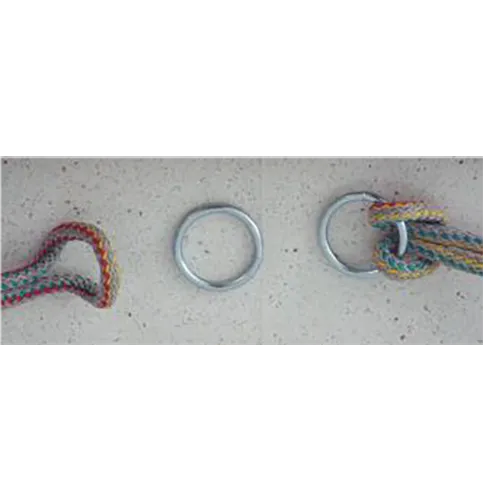 Leagăn agățat pentru copii, cu o structură formată din pereți despărțitori mobili din lemn prin care trece o frânghie, echipată cu un scaun cu o barieră. Sistemul de agățare constă dintr-o frânghie ancorată în fiecare colț al leagănului și se termină în doi conectori cu inele.