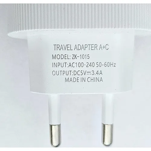 Adaptor alb de călătorie cu un conector USB și o ieșire USB-C.