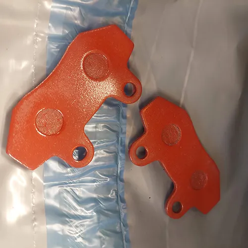 Plăcuțe de frână de culoare portocalie. Produs vândut online, în special prin intermediul AliExpress.