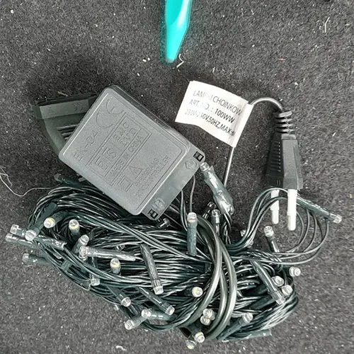 Lanț de iluminat format din 100 de LED-uri, unitate intermitentă, marcaj IP44, un dop plat și o priză plată și stivuabilă.