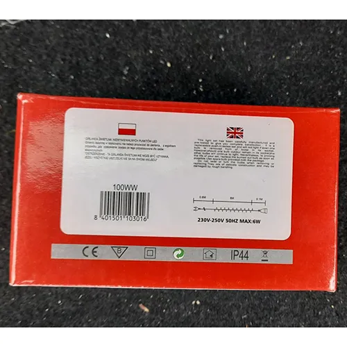 Lanț de iluminat format din 100 de LED-uri, unitate intermitentă, marcaj IP44, un dop plat și o priză plată și stivuabilă.