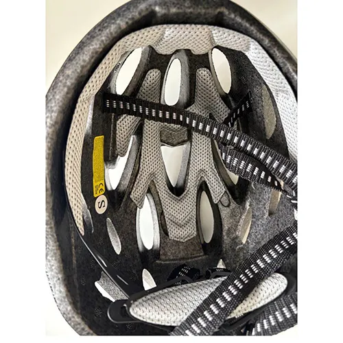 Cască de bicicletă neagră. Produs vândut online, în special prin intermediul Shein.