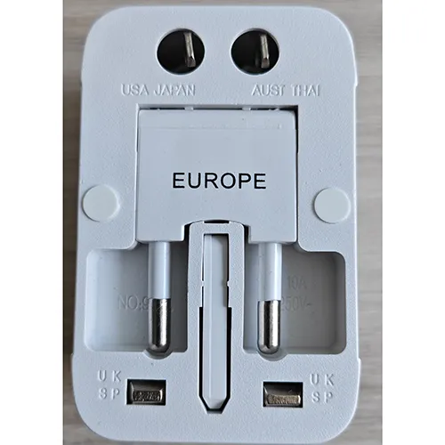 Adaptor alb universal pentru călătorii.