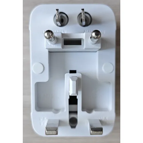 Adaptor alb universal pentru călătorii.
