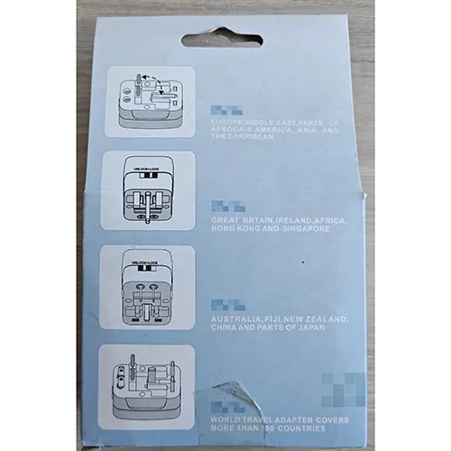 Adaptor alb universal pentru călătorii.