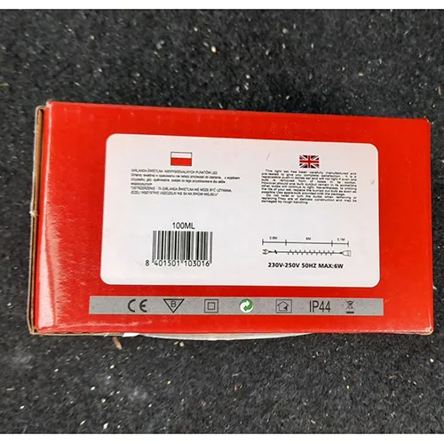 Lanț de iluminat format din 100 de LED-uri, o unitate intermitentă, marcaj IP44, un dop plat și o priză plată, stivuitoare.