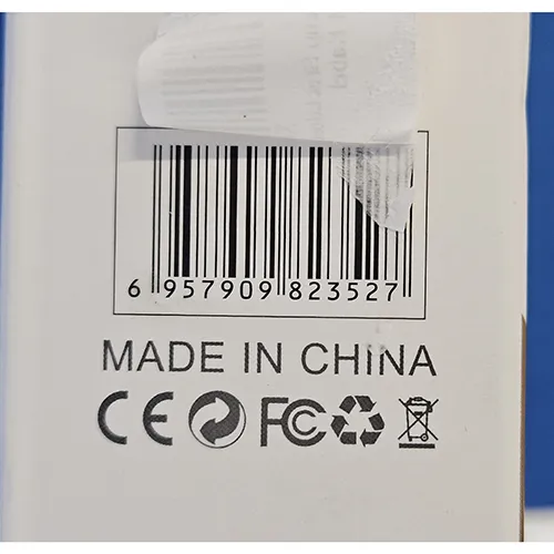 Priză multiplu dreptunghiulară albă cu 10 prize, 4 USB tip A și 2 USB tip C. Măsurând 32x10,5x4 cm și cu o lungime a cablului de 1,88 m. 110 - 250 V~,10 A*, maximum 2 500 W, clasa de protecție I, IP 20 USB-V, 3.1 A. Produs vândut online, în special prin Amazon (ASIN: B0D3WKGBXH