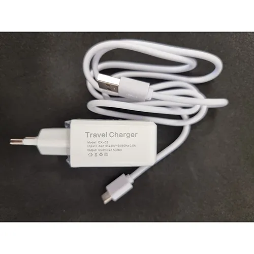 Încărcător USB alb.