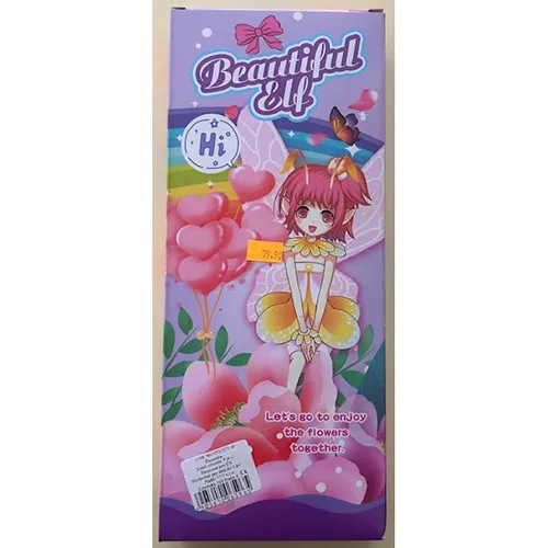 Păpuși de plastic, aproximativ. 28 cm înălțime. Fiecare păpușă are părul colorat diferit (albastru, galben, roșu). Păpușile poartă rochii scurte strălucitoare fără mâneci (albastru, galben, roșu) cu aripi pe spate.