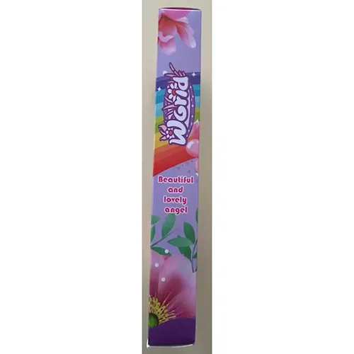 Păpuși de plastic, aproximativ. 28 cm înălțime. Fiecare păpușă are părul colorat diferit (albastru, galben, roșu). Păpușile poartă rochii scurte strălucitoare fără mâneci (albastru, galben, roșu) cu aripi pe spate.