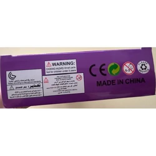 Păpuși de plastic, aproximativ. 28 cm înălțime. Fiecare păpușă are părul colorat diferit (albastru, galben, roșu). Păpușile poartă rochii scurte strălucitoare fără mâneci (albastru, galben, roșu) cu aripi pe spate.