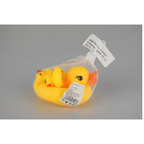 Set de jucării de baie din plastic pentru rațe, constând dintr-o rață fluierătoare mai mare și trei rațe mai mici.