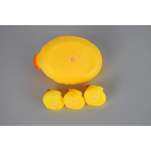 Set de jucării de baie din plastic pentru rațe, constând dintr-o rață fluierătoare mai mare și trei rațe mai mici.