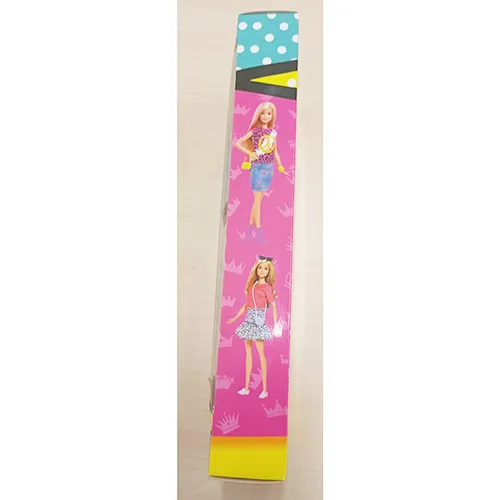 Păpușă din plastic, cu păr lung împletit și rochie colorată fără mâneci. Dimensiune: 28 cm.