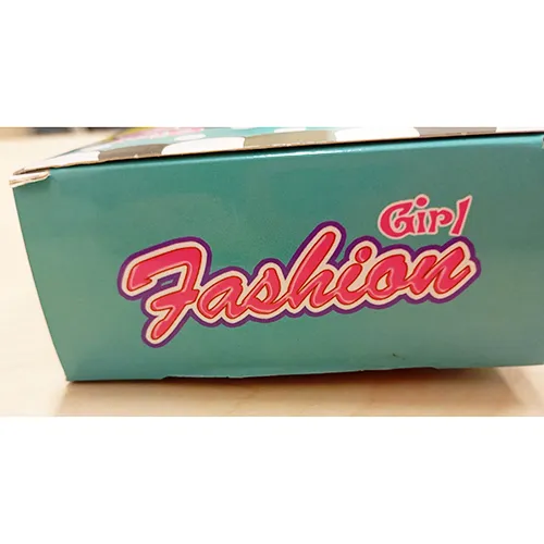 Păpușă din plastic, cu păr lung împletit și rochie colorată fără mâneci. Dimensiune: 28 cm.