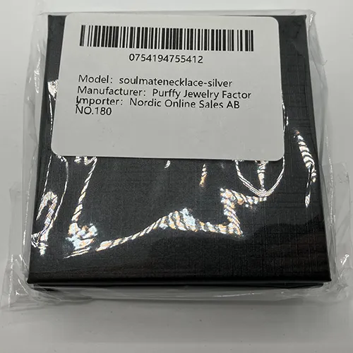 Colier de culoare argintie, cu un farmec cu strasuri.