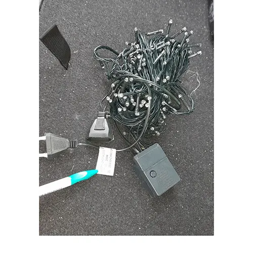 Lanț de iluminat format din 200 de LED-uri, o unitate intermitentă cu marcaj IP44, un dop plat și o priză plată, stivuibilă.