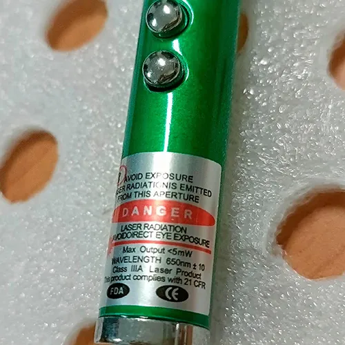 Indicator laser cu lumină dublă și funcție laser, alimentat de baterii cu trei butoane.