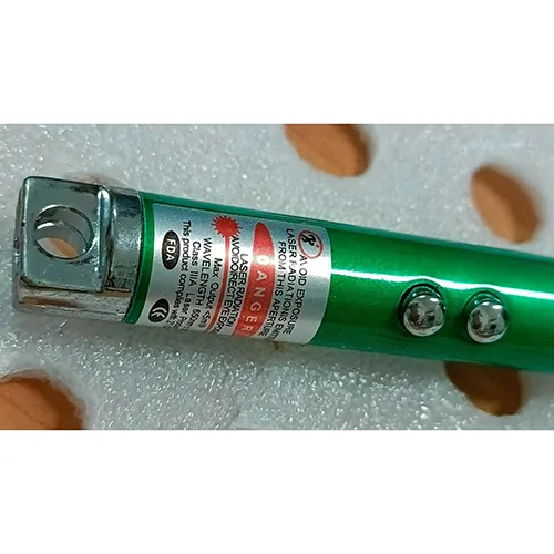 Indicator laser cu lumină dublă și funcție laser, alimentat de baterii cu trei butoane.