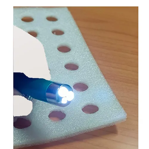 Indicator laser cu lumină dublă și funcție laser, alimentat de baterii cu trei butoane.