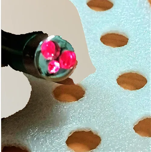 Indicator laser cu lumină dublă și funcție laser, alimentat de baterii cu trei butoane.