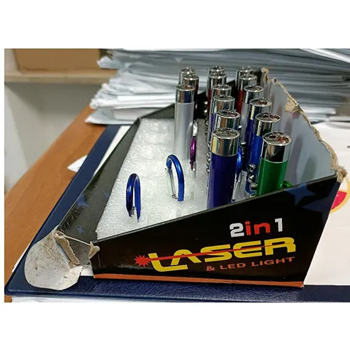 Indicator laser cu lumină dublă și funcție laser, alimentat de baterii cu trei butoane.