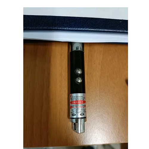 Indicator laser cu lumină dublă și funcție laser, alimentat de baterii cu trei butoane.