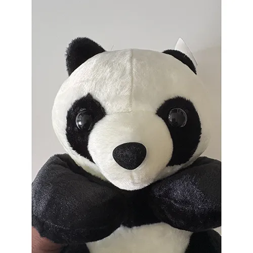 Jucărie moale în formă de panda.