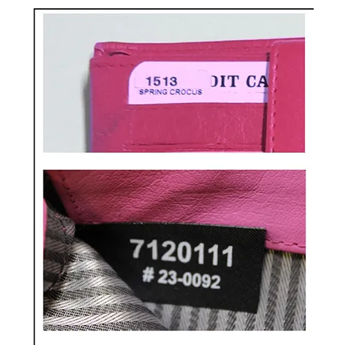 Portofel dreptunghiular roz din piele netedă, cu compartimente pentru numerar și carduri din material textil cu dungi negre și gri și plasă din plastic. Dimensiunea aproximativă: 9 x 12,2 cm.