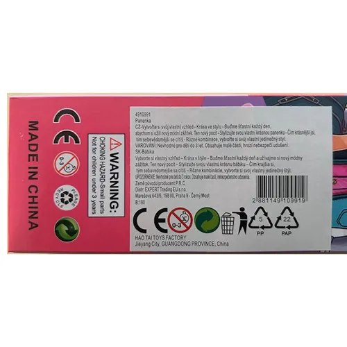 Papusa din plastic, de aproximativ 28 cm inaltime. Papusa are parul blond, partial legat la spate cu o banda de cauciuc si poarta o rochie lunga, fara maneci, in diferite culori si combinatii cu imprimeu auriu.