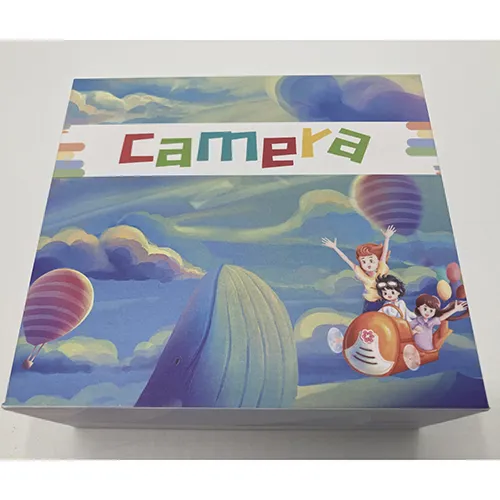 Cameră digitală roz cu cablu de încărcare conceput pentru copii . Produs vândut online, în special prin intermediul Amazon (ASIN: B0CFZKJTKT).