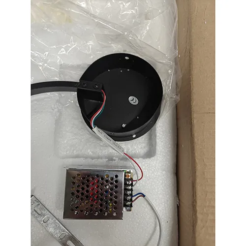 Corp de iluminat de perete, intrare: 100 - 120V, 60Hz; 200-220V, 50Hz, ieșire: 24V - 2A. Produs vândut online, în special prin intermediul AliExpress.