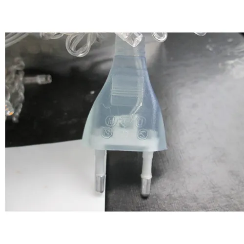 Lanț de iluminat cu lumini LED albastre, sârmă izolată incoloră și o priză care permite extinderea cu membri suplimentari.