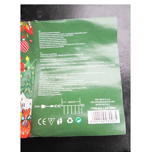 Lanț de iluminat cu lumini LED albastre, sârmă izolată incoloră și o priză care permite extinderea cu membri suplimentari.