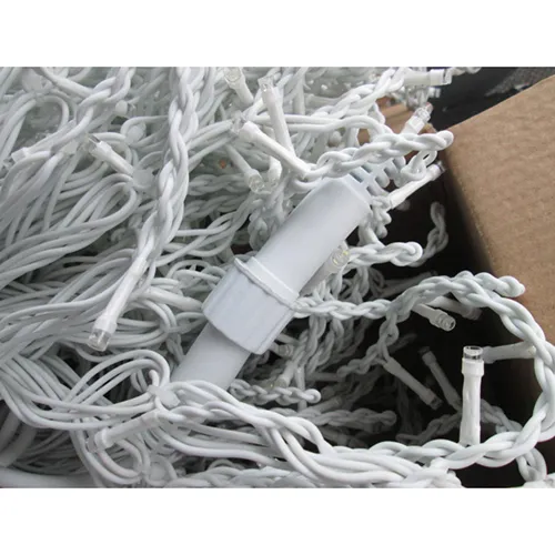 Lanț de iluminat, lung de 25 de metri, cu 500 de lumini LED.