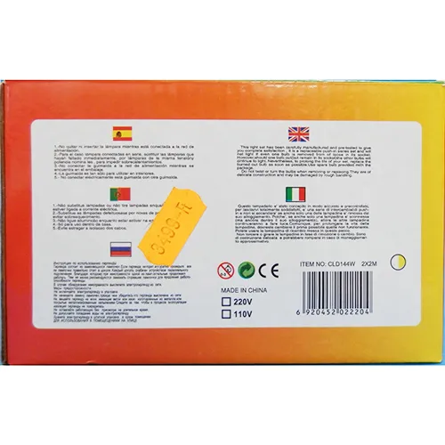 Lanț de iluminat &icirc;ntr-un design de perdea cu dimensiuni de 2 m x 2 m, lumini LED de ne&icirc;nlocuit și o priză care permite extinderea cu membri suplimentari.