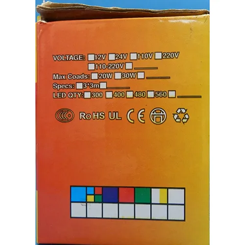 Lanț de iluminat &icirc;ntr-un design de perdea cu dimensiuni de 2 m x 2 m, lumini LED de ne&icirc;nlocuit și o priză care permite extinderea cu membri suplimentari.