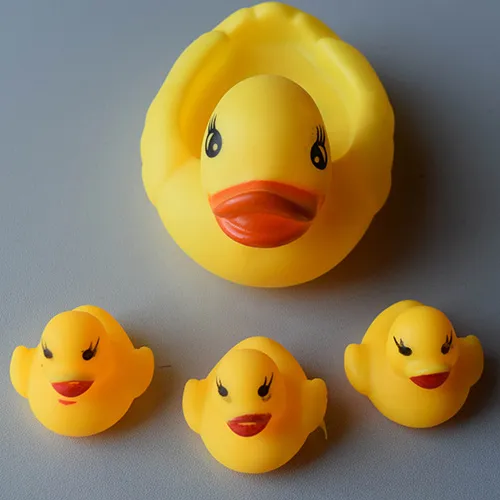 Familia de rațe galbene din plastic constă dintr-o rață mai mare și trei rațe mai mici.