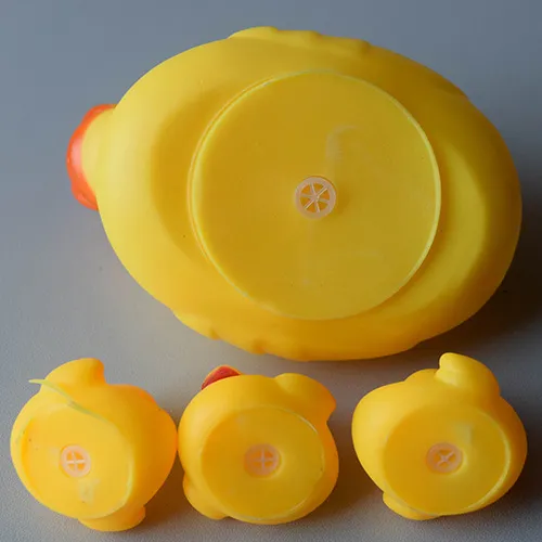 Familia de rațe galbene din plastic constă dintr-o rață mai mare și trei rațe mai mici.