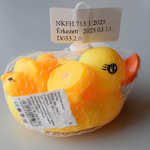 Familia de rațe galbene din plastic constă dintr-o rață mai mare și trei rațe mai mici.