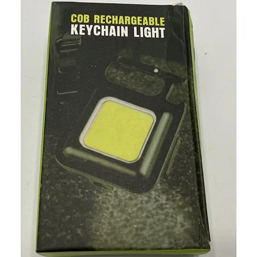 Lanternă fixată cu carabinier, de aproximativ 4x4 cm, destinată să funcționeze ca deschizător de sticle. Produs vândut online, în special prin mylar.se.