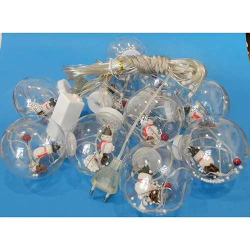 Lanț de iluminat, 3 metri, cu 10 decorațiuni cu mingi de om de zăpadă, lumini LED de neînlocuit și o priză care permite extinderea cu membri suplimentari.