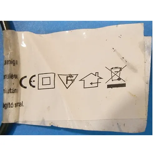 Lanț de iluminat, 10 metri, cu lumini LED neînlocuibile care pot fi conectate direct la tensiunea rețelei și o unitate de control intermitentă.