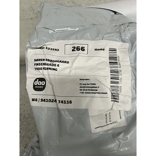 Adaptor de alimentare negru, 65W. Produs vândut online, în special prin intermediul Temu.