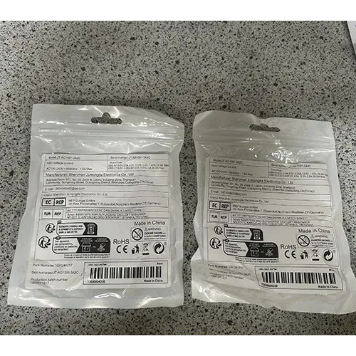 Adaptor de alimentare negru, 65W. Produs vândut online, în special prin intermediul Temu.