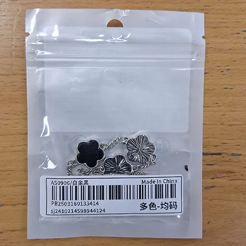 Brățară, destinată bărbaților, în formă de trifoi cu cinci foi. Produs vândut online, în special prin intermediul eur.shein.com