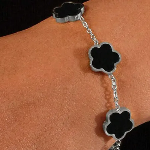 Brățară, destinată bărbaților, în formă de trifoi cu cinci foi. Produs vândut online, în special prin intermediul eur.shein.com