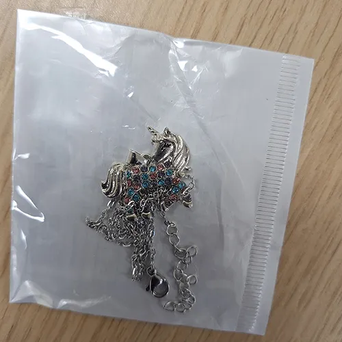 Colier cu un unicorn. Produs vândut online, în special prin intermediul Temu.