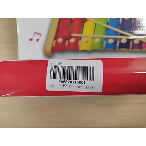 Xilofon din lemn și metal multicolor, cu 2 ciocane. Produs vândut online, în special prin intermediul royaumemontessori.fr.