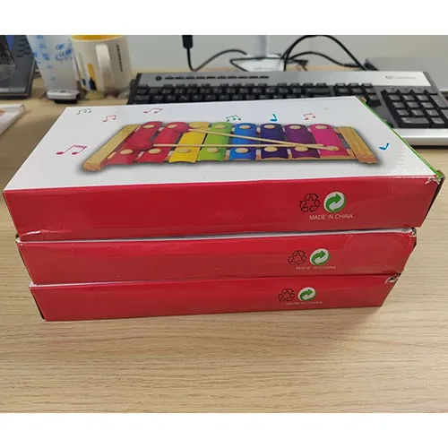 Xilofon din lemn și metal multicolor, cu 2 ciocane. Produs vândut online, în special prin intermediul royaumemontessori.fr.